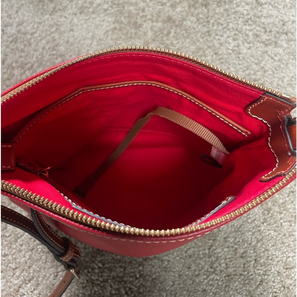 DOONEY & BOURKE PEBBLE GRAIN LEATHER CROSS BODY. RED. BRAND NEW. - Picture 5 of 8